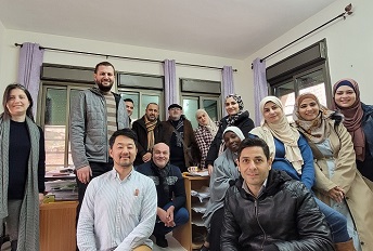 パレスチナで活動した心理士の福島(左から3人目)と同僚たち © MSF