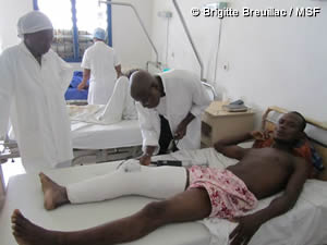 ヨプゴン・アティエ総合病院で治療を受ける、戦闘による負傷者。
