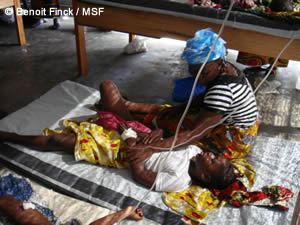 ベッドが足りないため、患者を床に寝かせている。南アボボ病院にて。