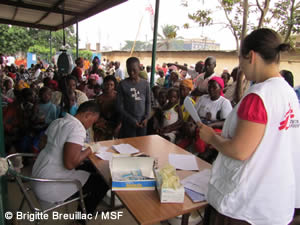 多くの患者が治療を待つ南アボボ病院の外来受付の様子。