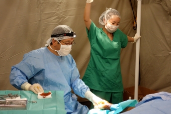 2015年、ネパール大地震の後に現地で外科治療を行う久留宮医師(左)© MSF