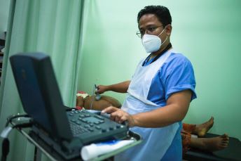 妊婦の超音波検査を行うMSFの医師=2022年 🄫 Kit Chan/MSF