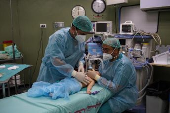 熱傷の治療で麻酔対応を行うMSFの医師=2021年 <br> 🄫 Tetiana Gaviuk/MSF