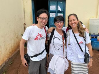 南スーダンで活動に従事した関医師(左) =2022年 🄫 MSF