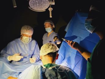 停電時に手術麻酔担当中の中嶋医師=2023年 🄫 MSF