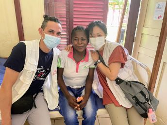 カメルーンでの活動に従事した佐藤医師(右)=2021年 🄫 MSF