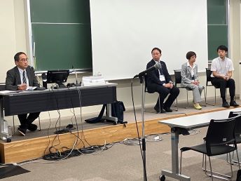ディスカッションの様子　© MSF