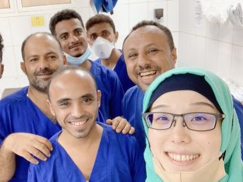 イエメンで活動する中舘医師（右）＝2024年　🄫 MSF