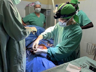 南スーダンで手術をする中山医師＝2025年　© MSF