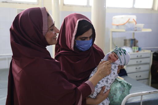 パキスタンのクエッタにあるMSFの母子保健施設の分娩室にて<br> 🄫 Gul Nayab/MSF