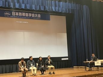 ディスカッションの様子　© MSF