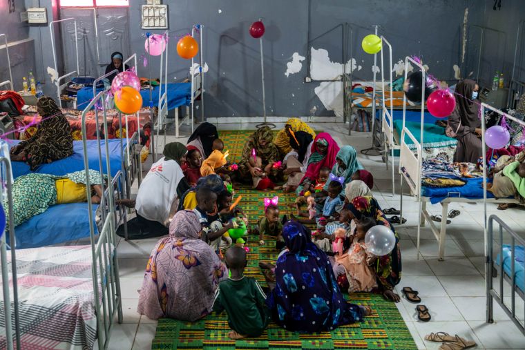 スーダンの小児病棟で行われている心のケアのセッション　© Moises Saman/Magnum Photos