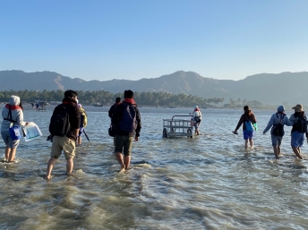 ミャンマーの活動地でアクセスの限られた国内避難民キャンプへ<br> 向かうMSFスタッフ © Shinya Morioka/MSF