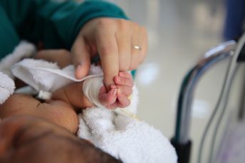 MSF看護師の指をにぎる新生児 ＝イエメン   © Nasir Ghafoor/MSF