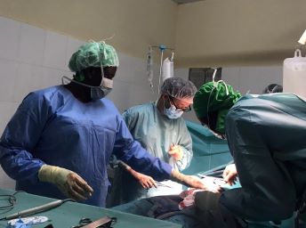 南スーダンで夜間の緊急帝王切開を行う関医師 © MSF