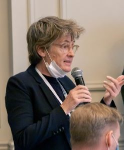 パネリストに質問するエルヌー (写真:ASEF提供)