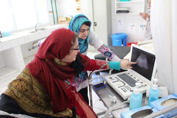 超音波画像を確認するMSFと現地の医師＝アフガニスタン © Vivian Lee/MSF