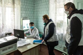 戦闘激化前のウクライナにて、<br> 結核患者をサポートするMSFスタッフと地元の医師　<br> ＝ 2021年　🄫 Oksana Parafeniuk/MSF
