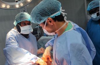 スーダンで手術を行う渥美医師= 2023年　Ⓒ MSF