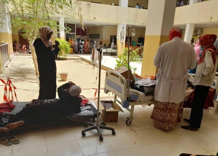 スーダンで戦闘開始後、北ダルフールの病院では廊下で患者を治療。当時は医療施設への攻撃や医療物資の略奪が相次いだ=2023年5月　© MSF/Mohamed Gibreel Adam