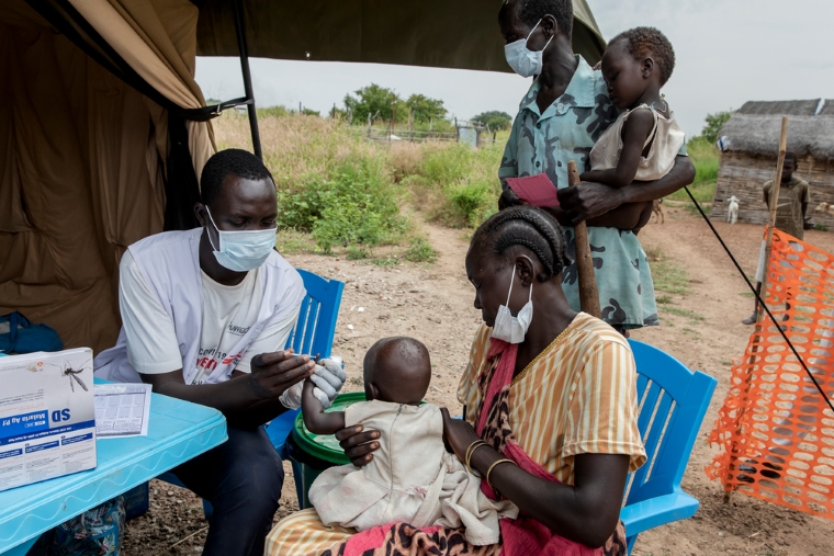 南スーダンで子どもたちにマラリア検査をするMSFスタッフ　© Adrienne Surprenant/Item
