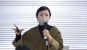 助産師領域の講演をする國吉(左)と土岐(右) © MSF