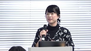 産婦人科領域の講演をする空野医師(左)と竹中医師(右) © MSF