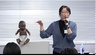 小児科領域の講演をする浦部医師（左）と蟹江医師（右）　© MSF
