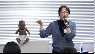 小児科領域の講演をする浦部医師(左)と蟹江医師(右) © MSF
