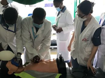ケニアでトレーニングを実施する斉藤医師=2021年 🄫 MSF