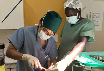 南スーダンで手術を行う板本医師＝2023年　🄫 MSF