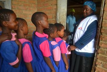 マラウイの小学校で実施されたHPVワクチン接種キャンペーンの様子=2020年 🄫 MSF