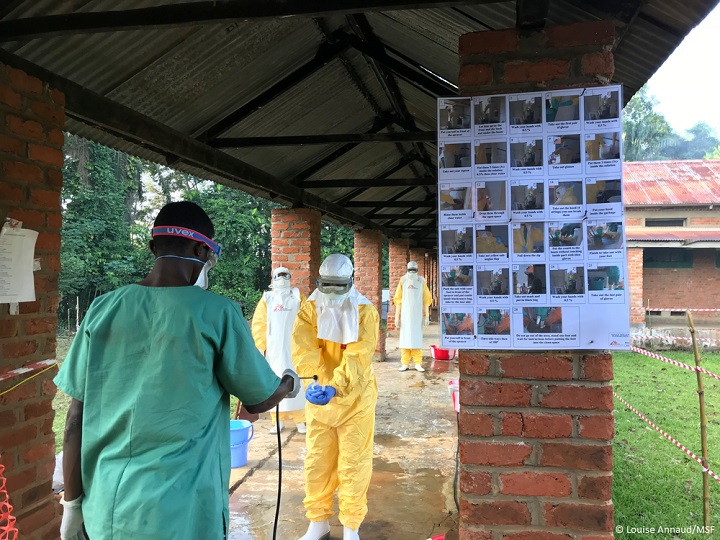 医療者に消毒スプレーをかける衛生スタッフ。ビコロのエボラ治療センターで