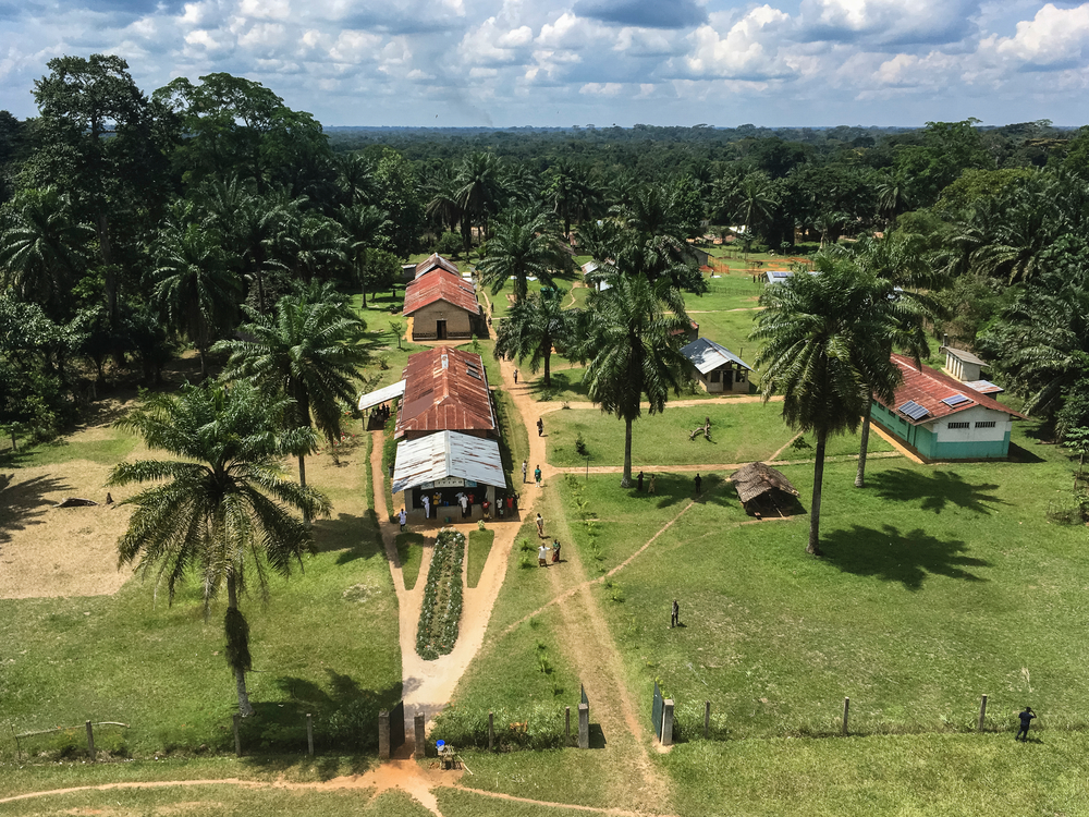 ビコロ町のエボラ治療センター。一帯には熱帯雨林が広がる