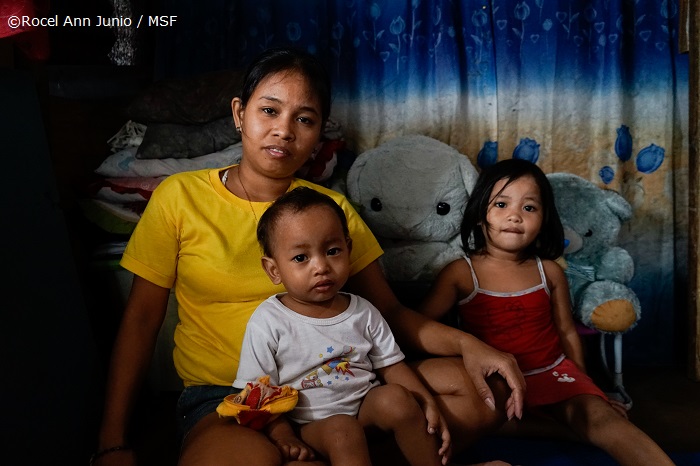 ミシェルさんと下2人の子供たち＝フィリピン/トンド区のスラム街にあるバラックで