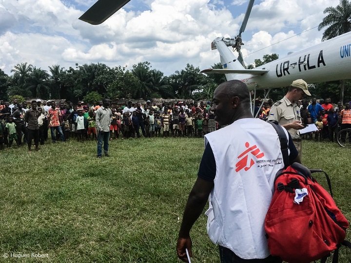 ヘリコプターでへき地に物資を届けるMSFスタッフ（2018年5月23日撮影）