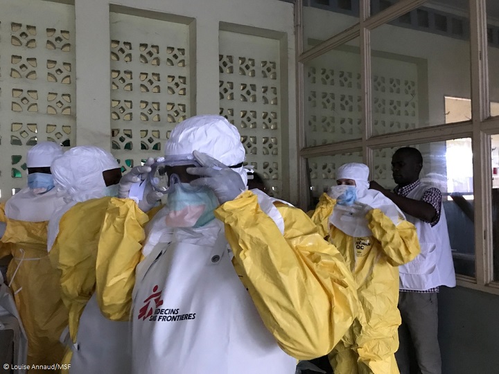 隔離病棟へ向かうMSFの医療スタッフ。ムバンダカのエボラ治療センターで（2018年5月20日撮影）