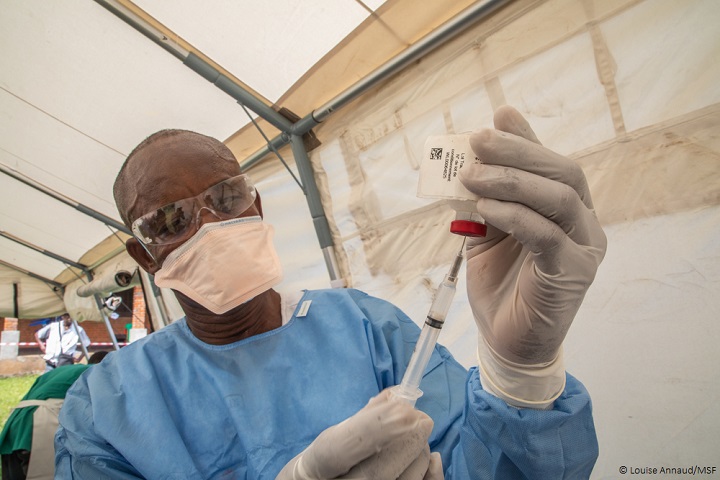 エボラ予防接種の準備を進めるMSF看護師