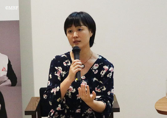 熱心な様子で思いを話す安田菜津紀さん