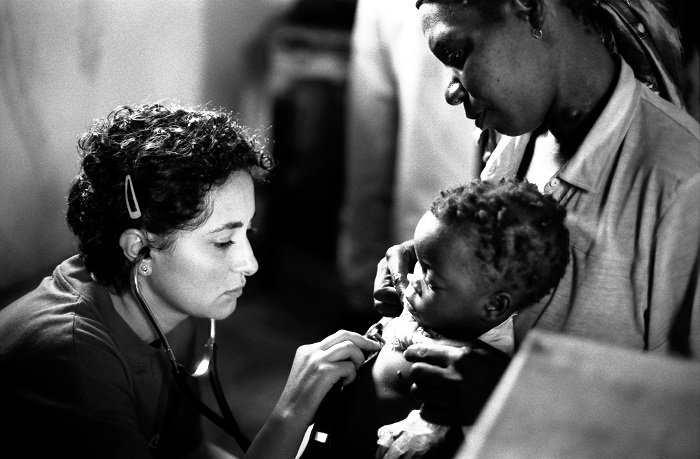 栄養失調の子どもの容体を診察するMSFの看護師＝2000年、アンゴラ・ウアンボで渋谷敦志撮影