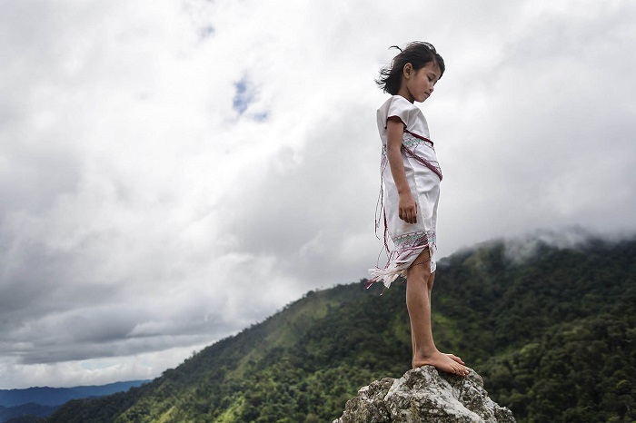 難民として生まれ育ったカレン人の少女＝2008年、タイ・ミャンマーとの国境にあるウンピアム難民キャンプで渋谷敦志撮影