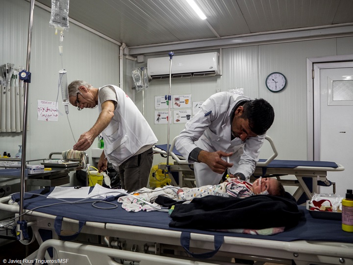 カイヤラ病院の救急処置室で赤ちゃんを治療する医師ら