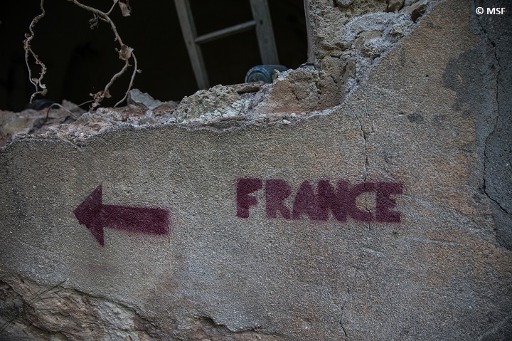 「死の抜け道」の途中、廃屋に書かれたフランスへの道しるべ