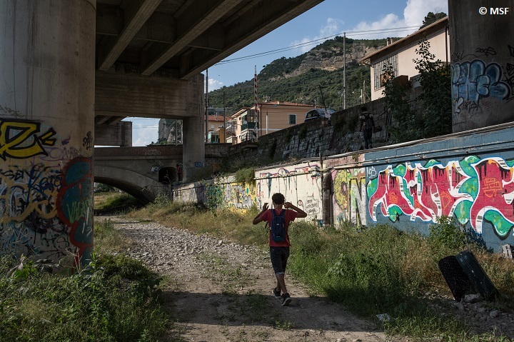 ヴェンティミリアの橋の下で過ごす難民の若者