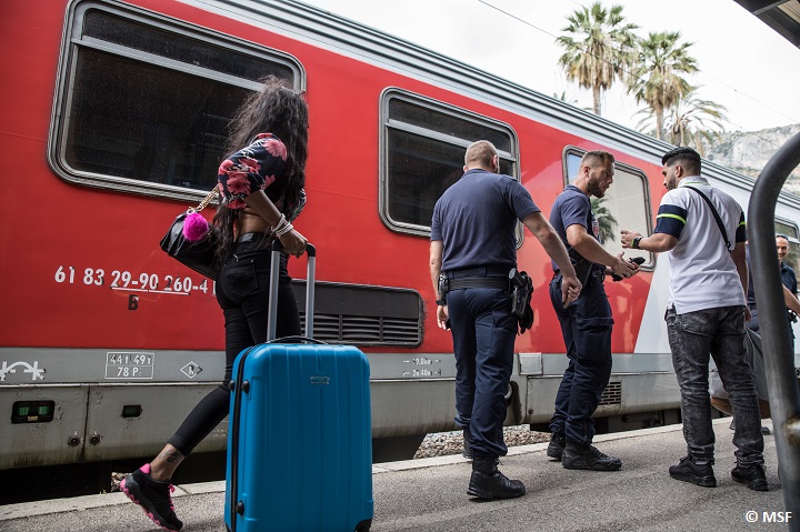 ナイジェリアからの移民女性は、列車に隠れていたところマントンで逮捕された