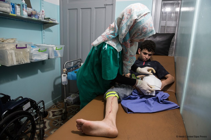 MSFの術後ケアを受ける13歳の少年。イスラエル兵に撃たれ、左足を切断した