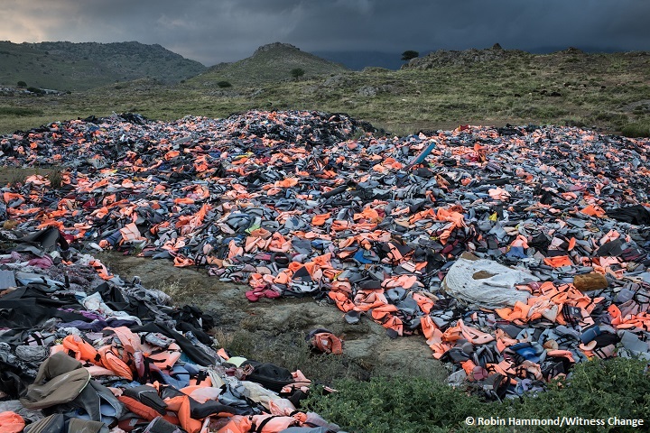 レスボス島のごみ捨て場には難民が身につけていたライフジャケットが散乱する