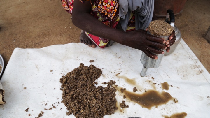 ナイジェリアでバイオ廃棄物から固形燃料を作る女性　（c）Igor G. Barbero/MSF