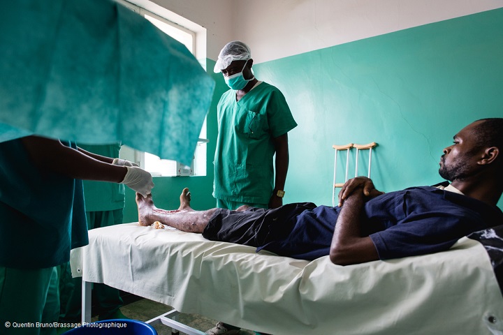 カケンゲ病院で傷の手当を受ける40歳の男性患者