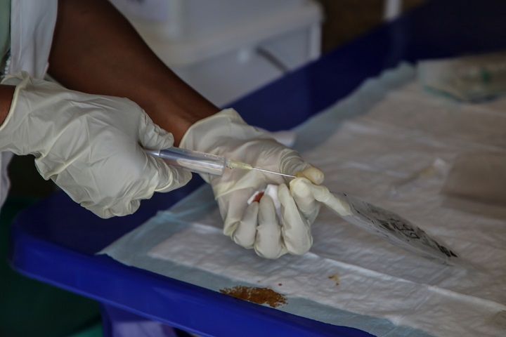 投薬準備を行うMSF看護師。患者との合意のもと、容体に応じた治療薬を投与する © Carl Theunis/MSF